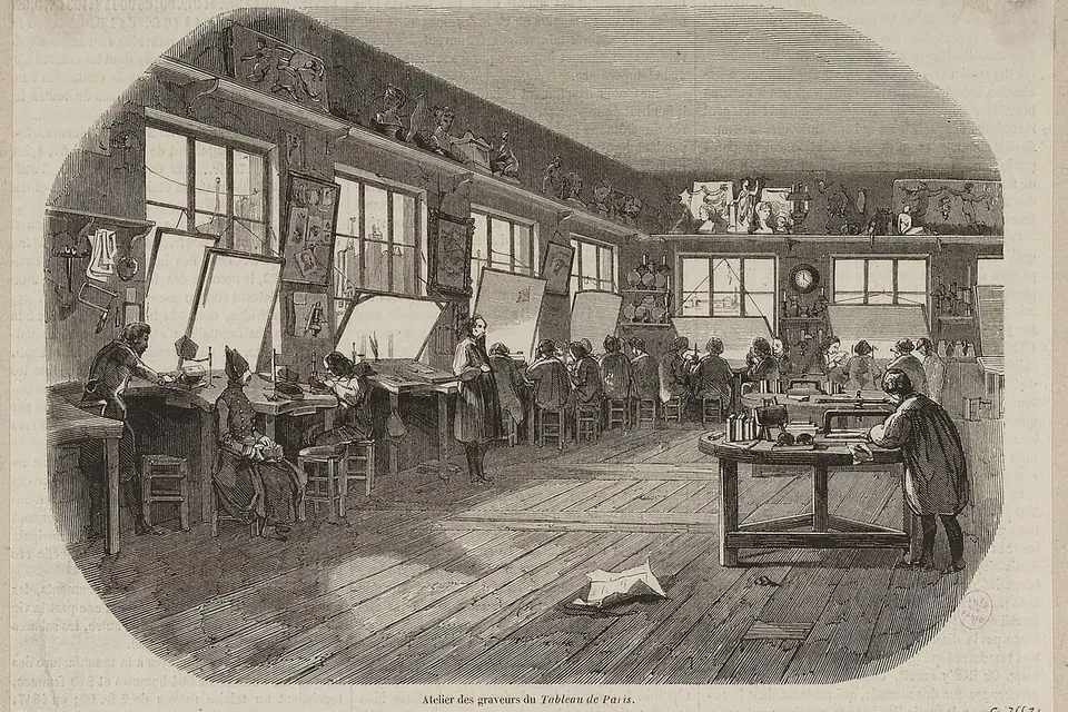 Gravure du XIXe siècle montrant un long atelier de graveurs : des artisans penchés sur leurs tables de travail devant de grandes fenêtres, sous des modèles accrochés aux murs
