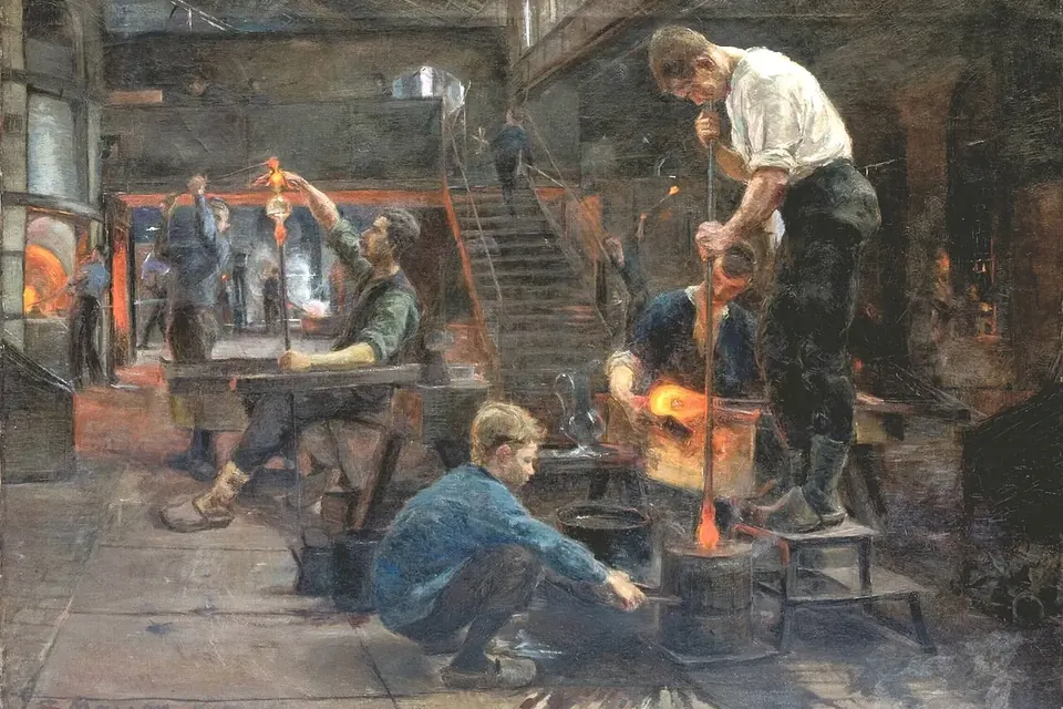 Peinture de 1905 montrant des souffleurs de verre au travail devant un four, dans la lumière orangée d'une halle de cristallerie